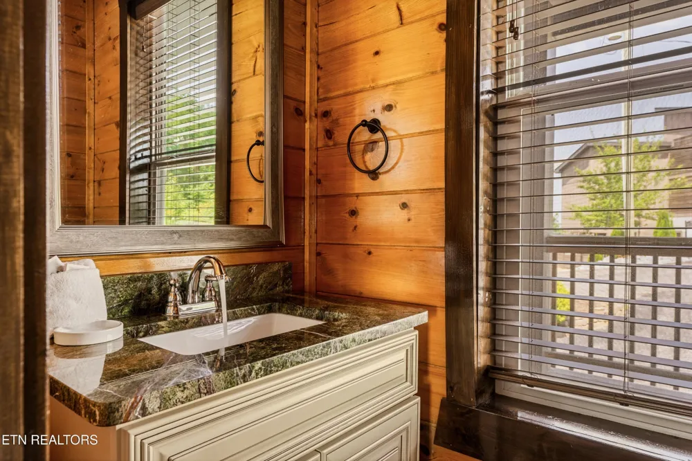 729 Bear Walk Way Gatlinburg, TN 37738