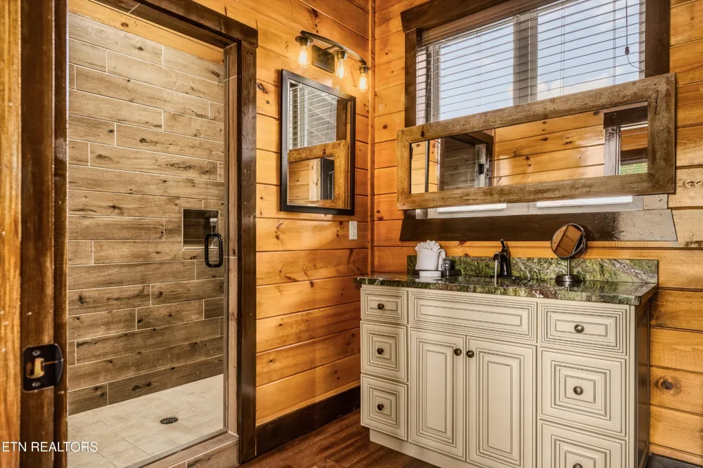 729 Bear Walk Way Gatlinburg, TN 37738