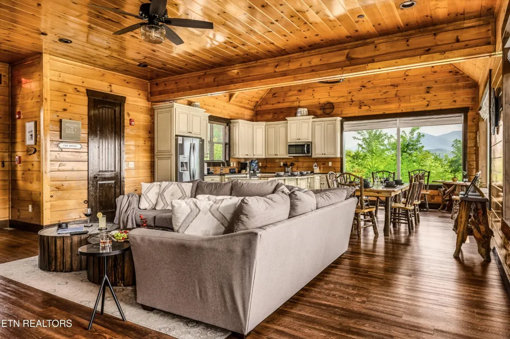 729 Bear Walk Way Gatlinburg, TN 37738