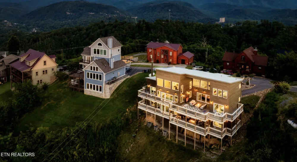 712 Bear Walk Way Gatlinburg, TN 37738
