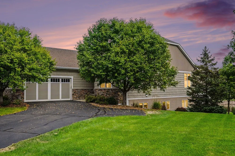 10776 Lyndale Bluffs Trail Bloomington, MN 55420