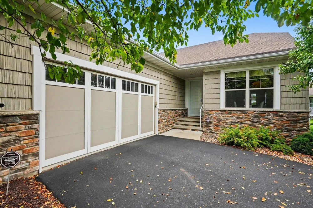 10776 Lyndale Bluffs Trail Bloomington, MN 55420