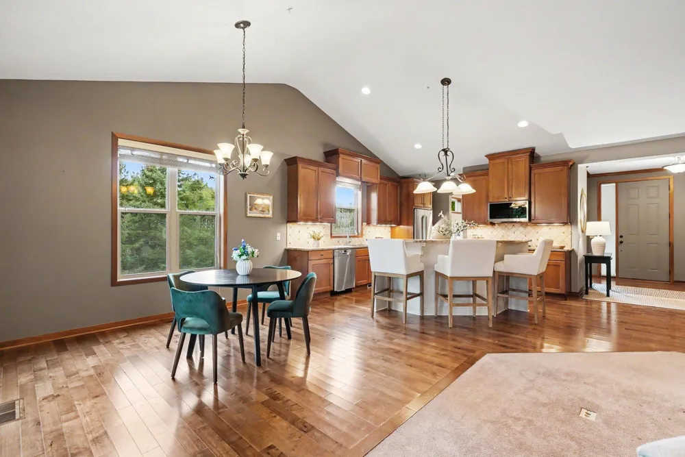 10776 Lyndale Bluffs Trail Bloomington, MN 55420