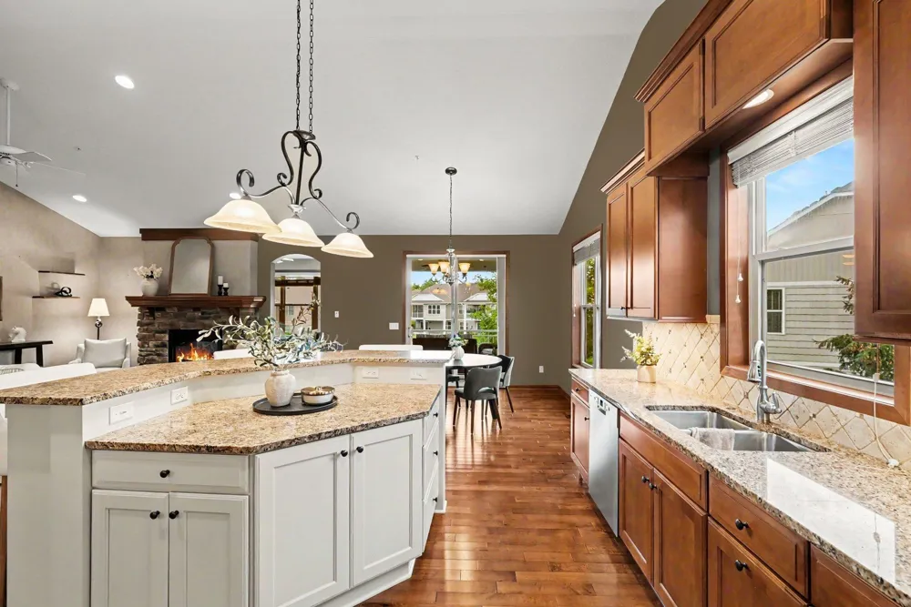 10776 Lyndale Bluffs Trail Bloomington, MN 55420