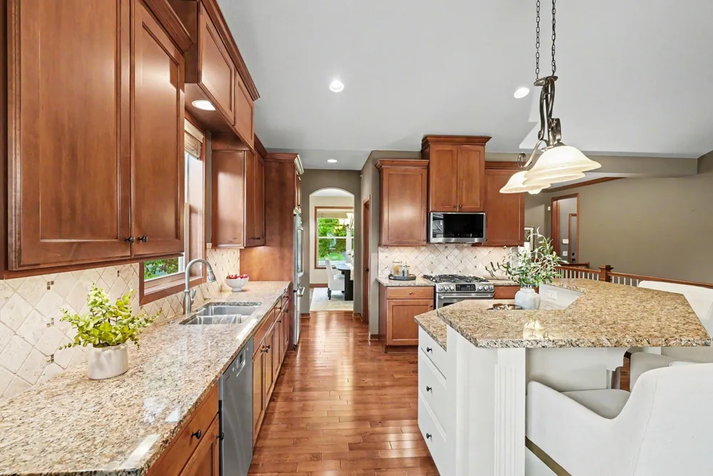 10776 Lyndale Bluffs Trail Bloomington, MN 55420