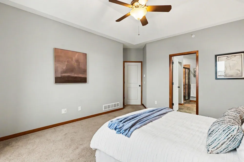 10776 Lyndale Bluffs Trail Bloomington, MN 55420