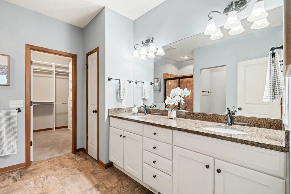 10776 Lyndale Bluffs Trail Bloomington, MN 55420