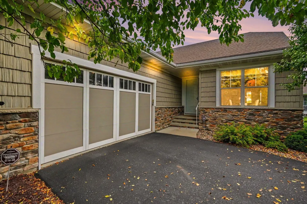 10776 Lyndale Bluffs Trail Bloomington, MN 55420
