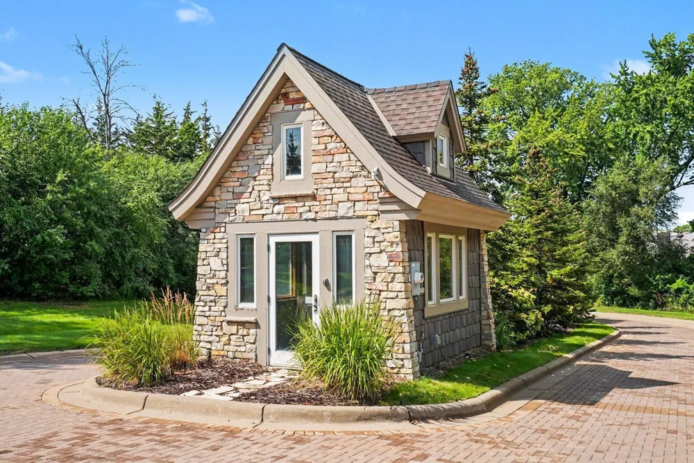 10776 Lyndale Bluffs Trail Bloomington, MN 55420