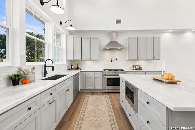 499 Wood View Cir Bandera, TX 78003