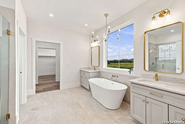 499 Wood View Cir Bandera, TX 78003