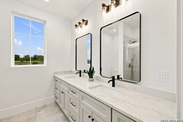 499 Wood View Cir Bandera, TX 78003