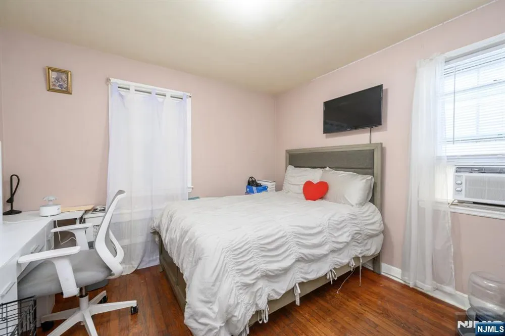 25 Broad Terrace Bloomfield, NJ 07003