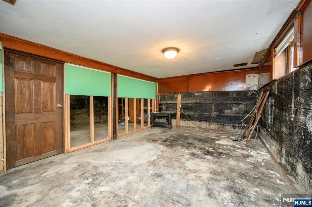 25 Broad Terrace Bloomfield, NJ 07003