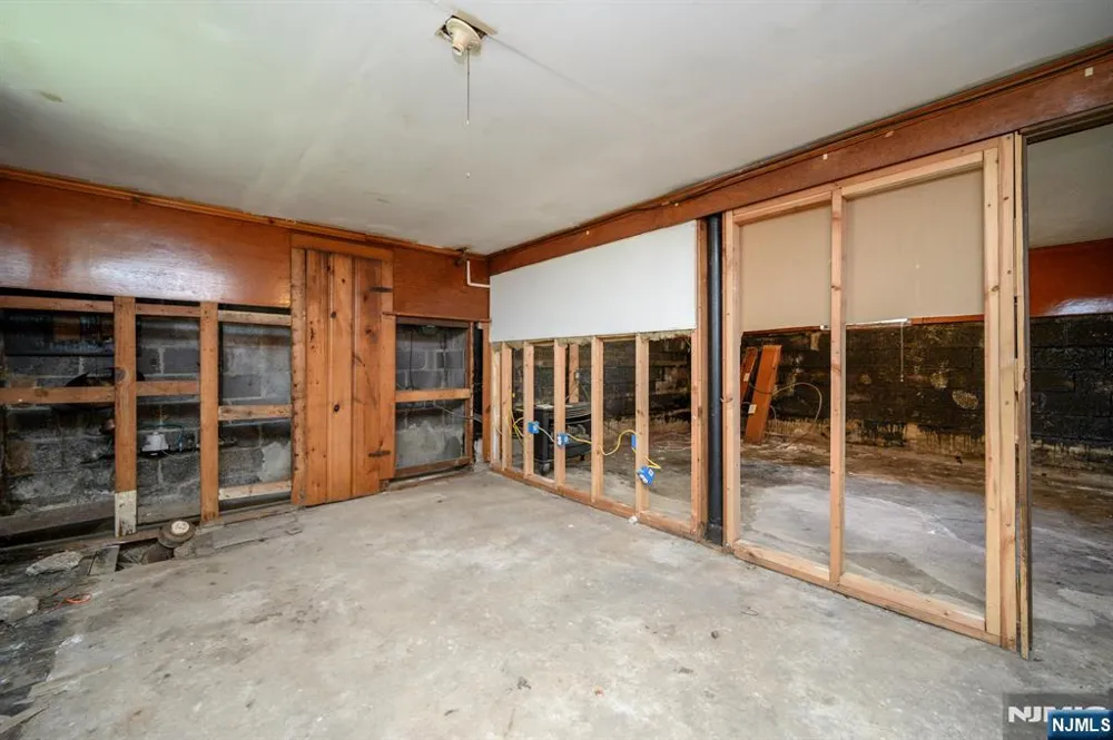 25 Broad Terrace Bloomfield, NJ 07003