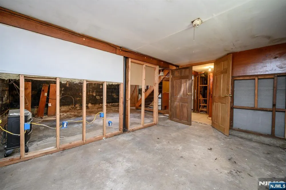 25 Broad Terrace Bloomfield, NJ 07003