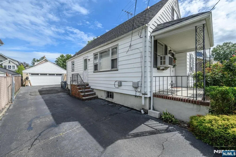 25 Broad Terrace Bloomfield, NJ 07003