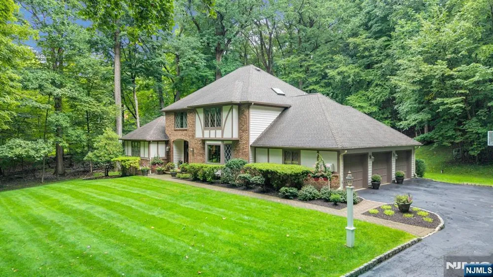 55 Cheyenne Trail Sparta, NJ 07871