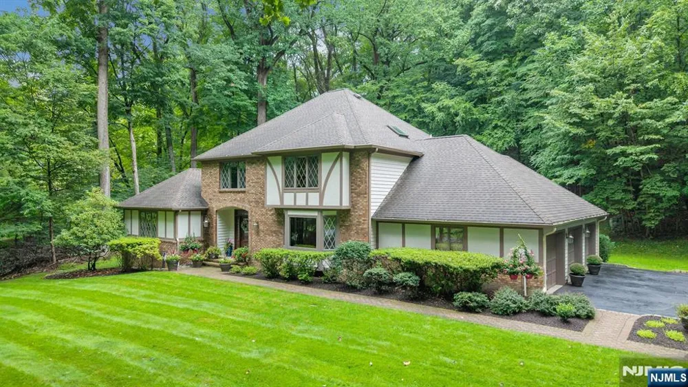 55 Cheyenne Trail Sparta, NJ 07871