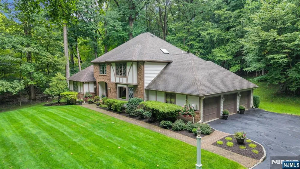 55 Cheyenne Trail Sparta, NJ 07871