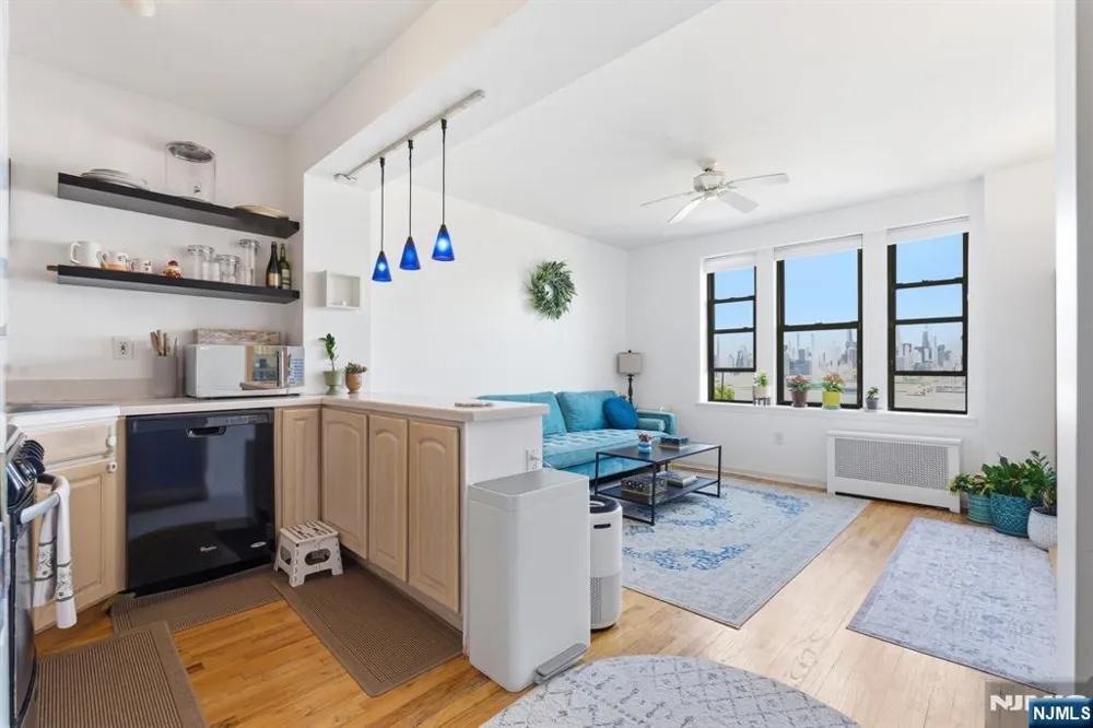 883 E Boulevard 1F Weehawken, NJ 07086