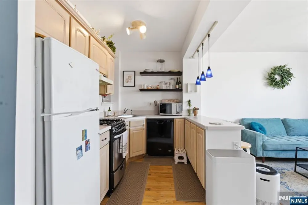 883 E Boulevard 1F Weehawken, NJ 07086