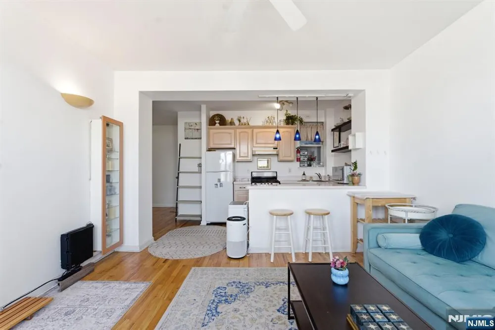883 E Boulevard 1F Weehawken, NJ 07086