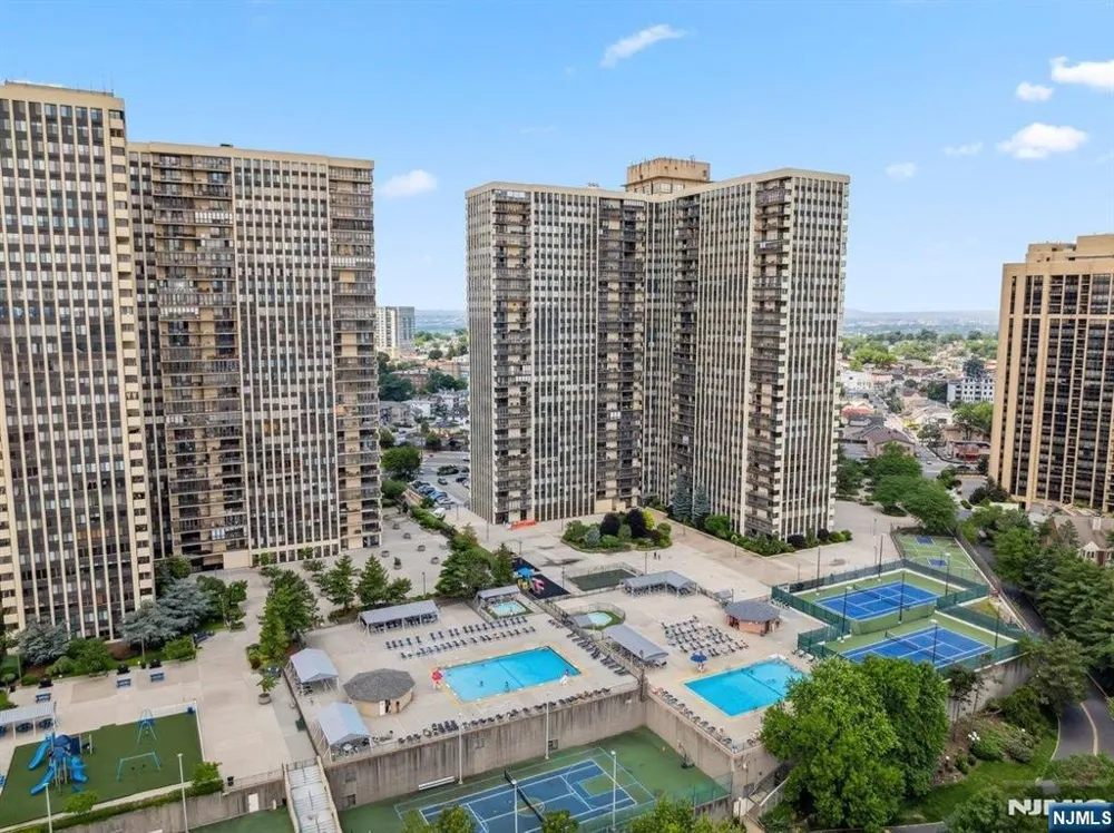 300 Winston Cliffside Park, NJ 07010