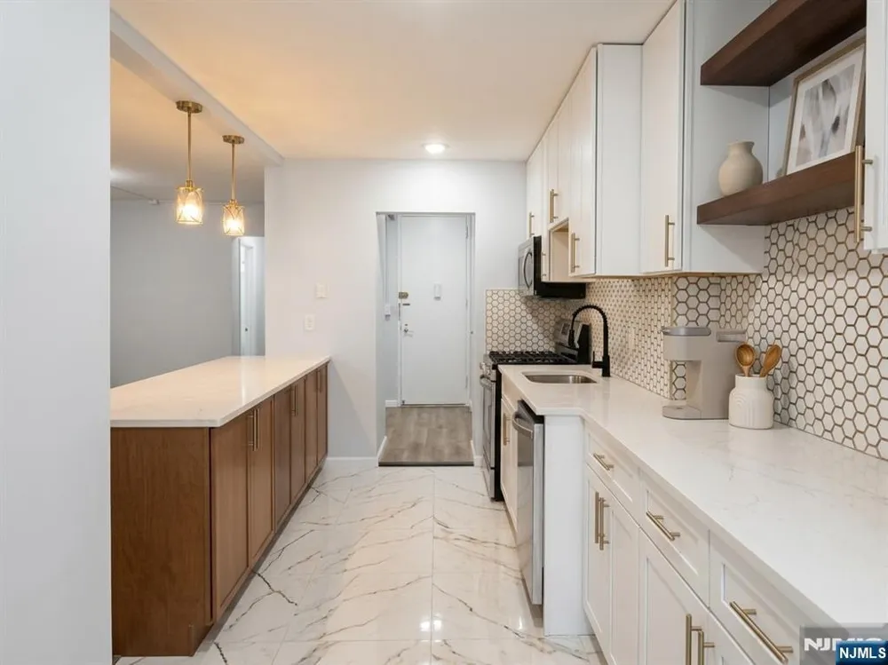 300 Winston Cliffside Park, NJ 07010