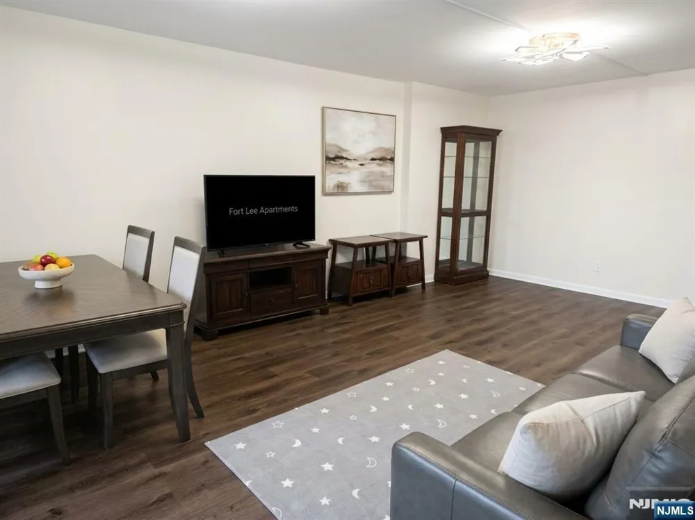 300 Winston Cliffside Park, NJ 07010