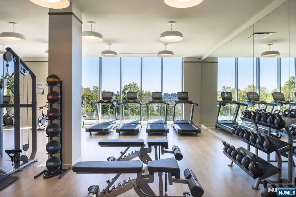 320 Adolphus Avenue 715 Cliffside Park, NJ 07010