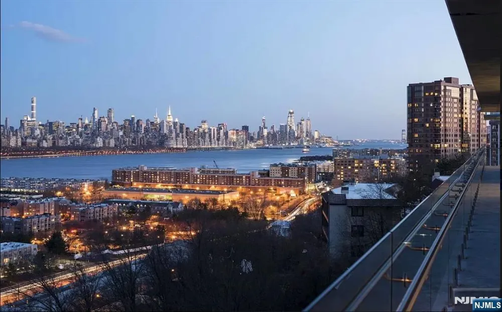 320 Adolphus Avenue 715 Cliffside Park, NJ 07010