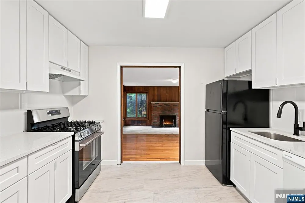 182 14th Cresskill, NJ 07626