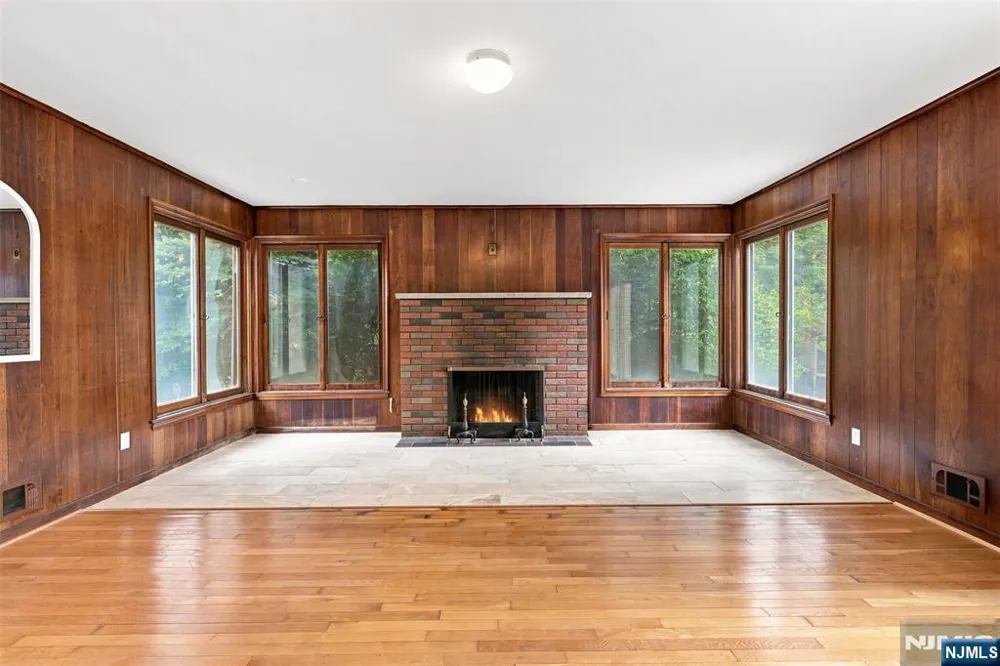 182 14th Cresskill, NJ 07626