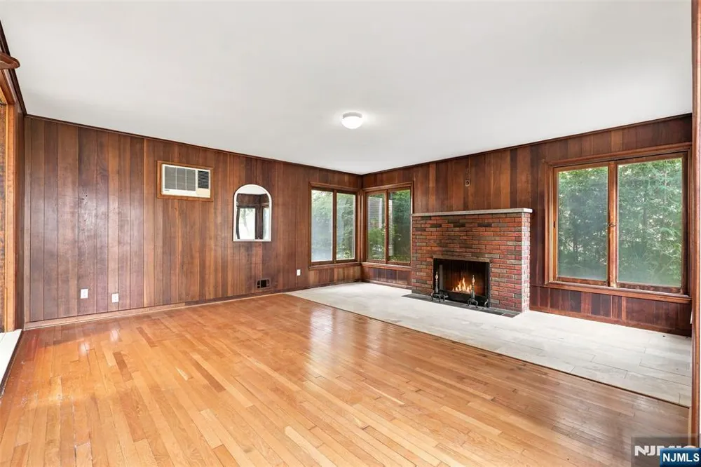 182 14th Cresskill, NJ 07626