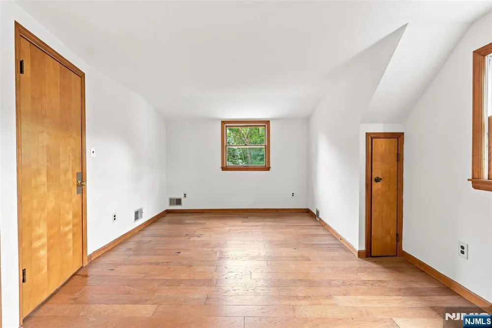 182 14th Cresskill, NJ 07626