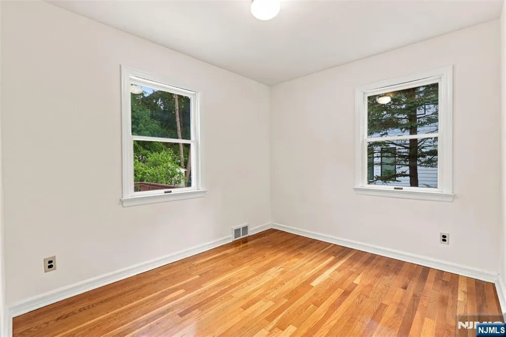 182 14th Cresskill, NJ 07626