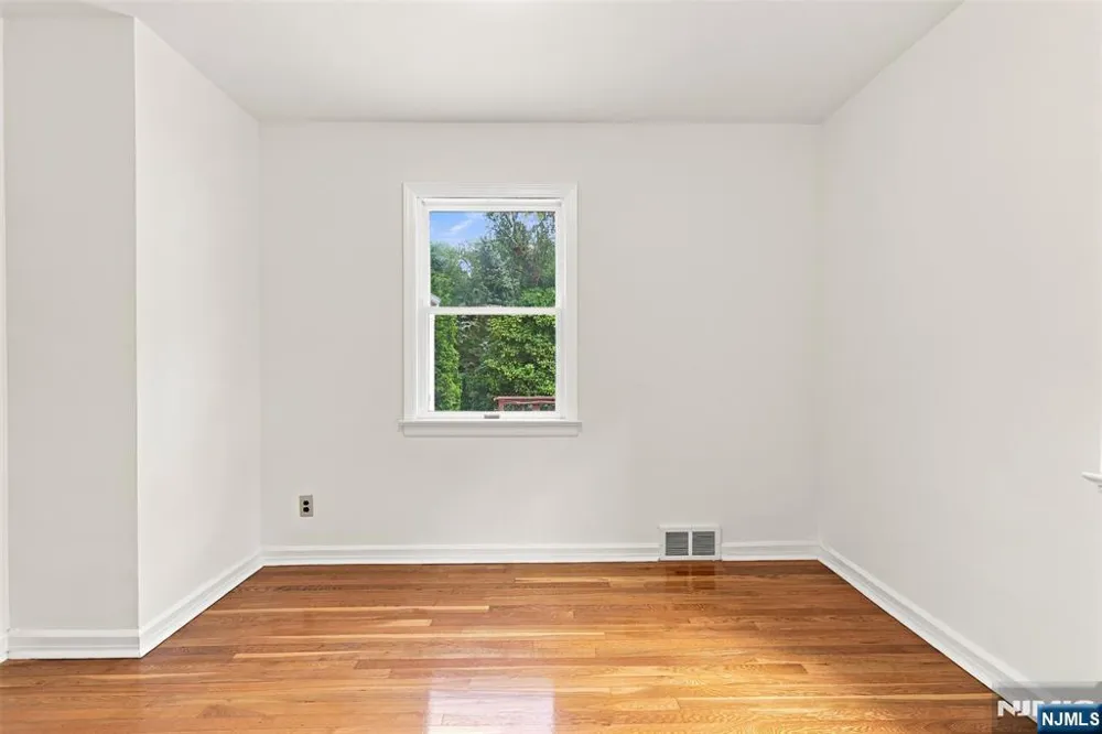 182 14th Cresskill, NJ 07626