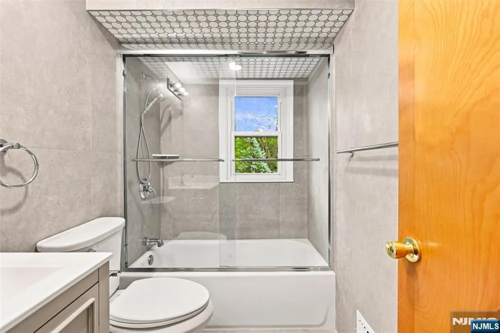 182 14th Cresskill, NJ 07626