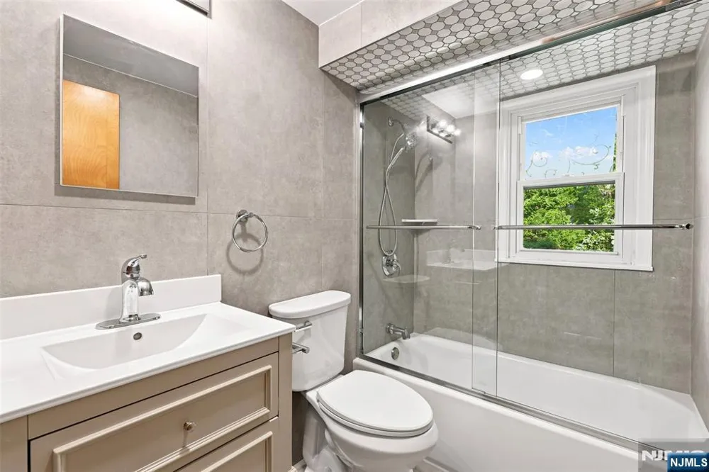 182 14th Cresskill, NJ 07626