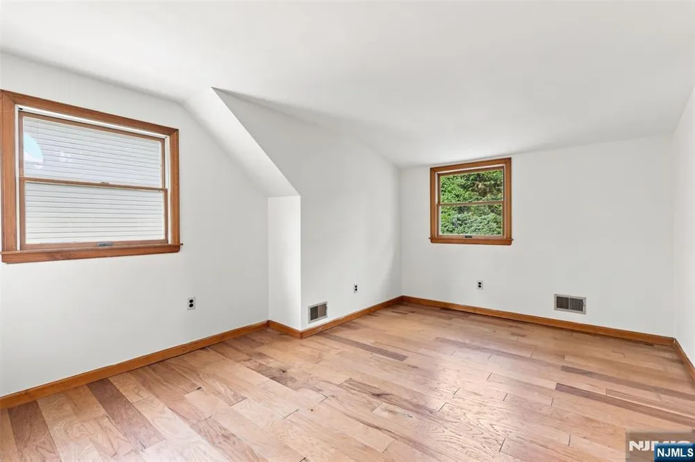 182 14th Cresskill, NJ 07626