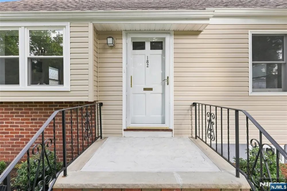 182 14th Cresskill, NJ 07626