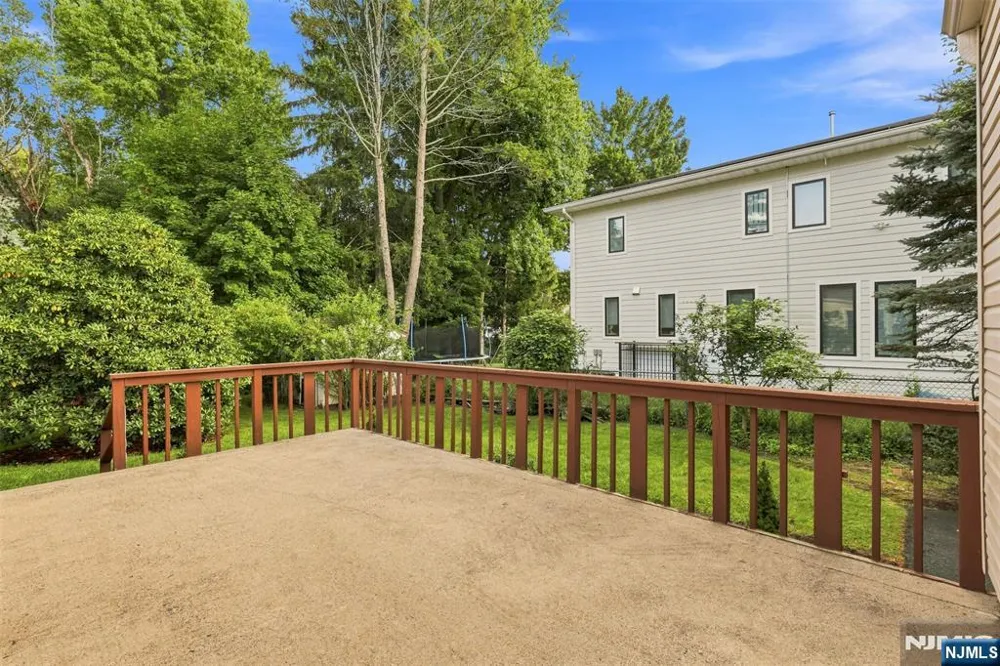 182 14th Cresskill, NJ 07626
