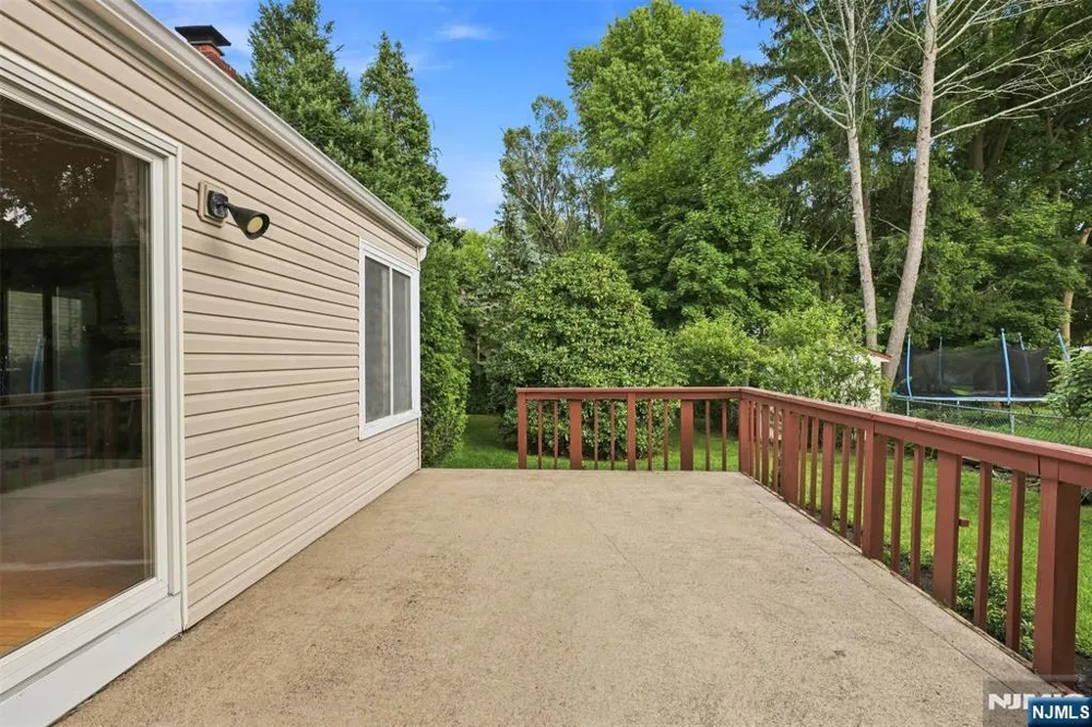 182 14th Cresskill, NJ 07626