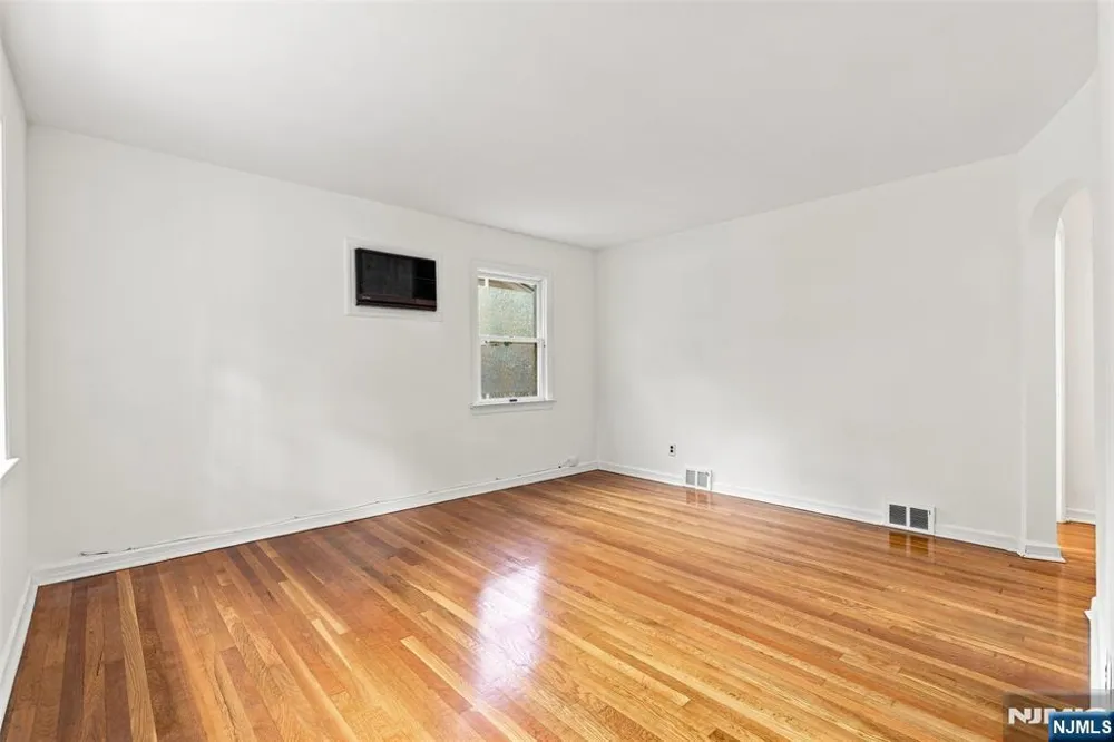 182 14th Cresskill, NJ 07626