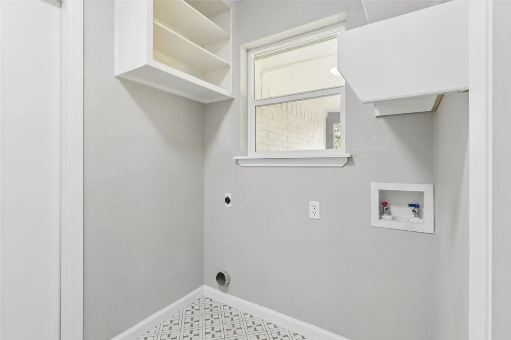 1070 Lonesome Trail Driftwood, TX 78619