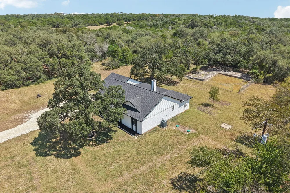 1070 Lonesome Trail Driftwood, TX 78619