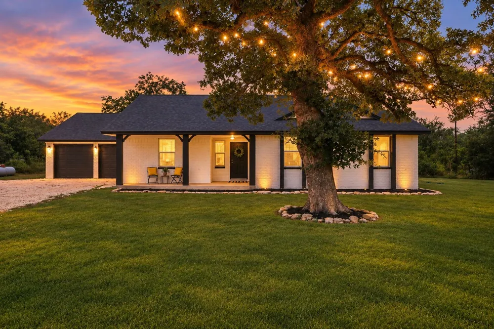 1070 Lonesome Trail Driftwood, TX 78619