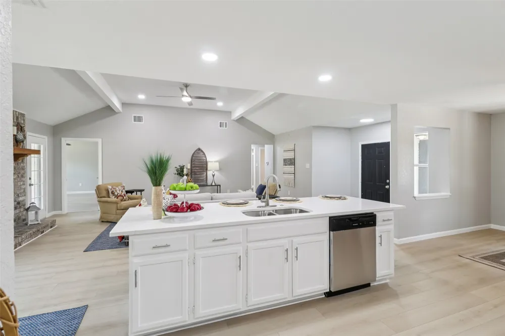 1070 Lonesome Trail Driftwood, TX 78619