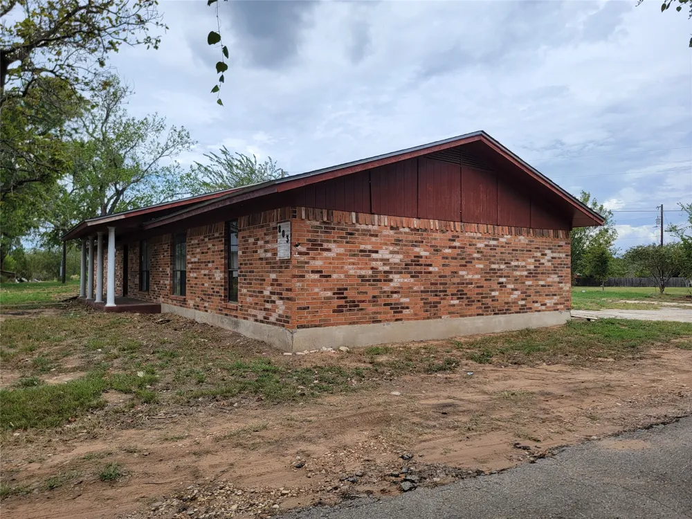 803 E 2nd Street Elgin, TX 78621